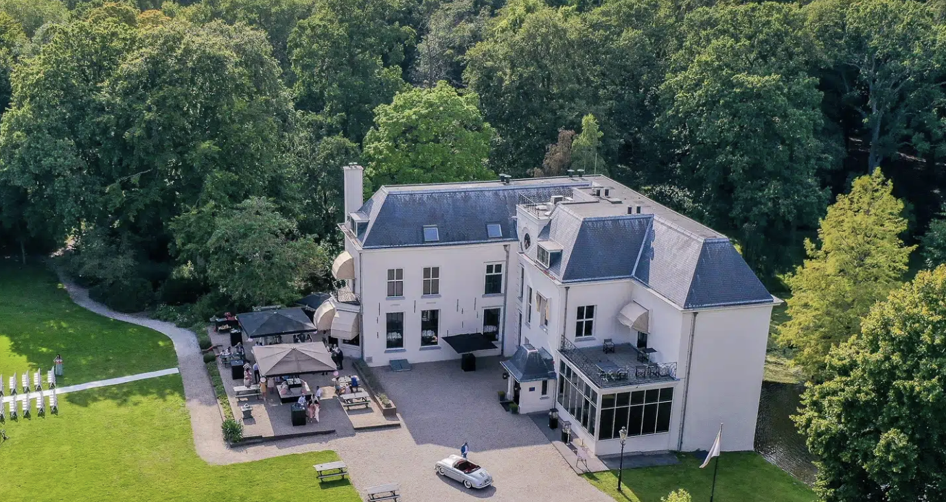 Luchtfoto van Landhuis Te Werve in het groene landgoed te Rijswijk