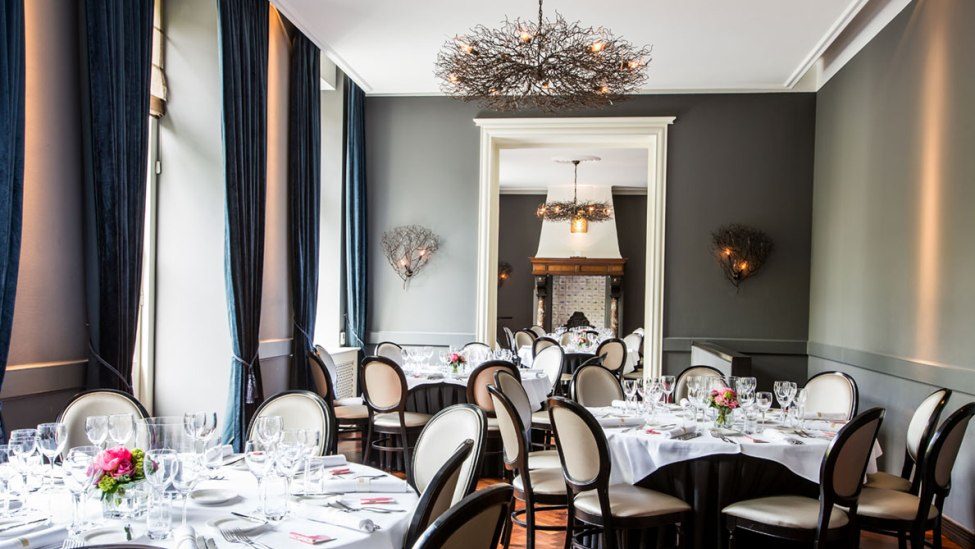 De eetzaal van Landhuis Te Werve, gedekt voor een diner