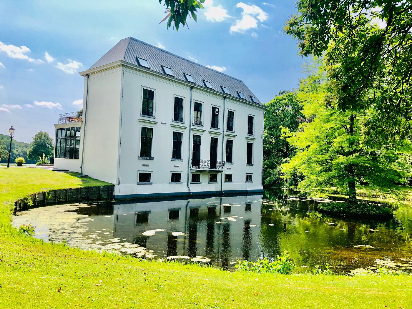 Landhuis Te Werve gespiegeld in de vijver van het landgoed